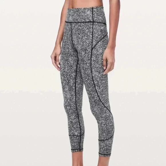 Lululemon In Movement Tight 25" *EverluxDiffuse Starlight Black - Picture 1 of 6